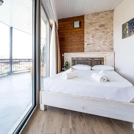 Lunas Hotel *