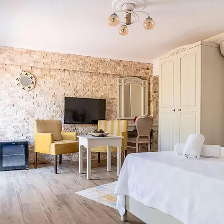 Lunas Hotel *